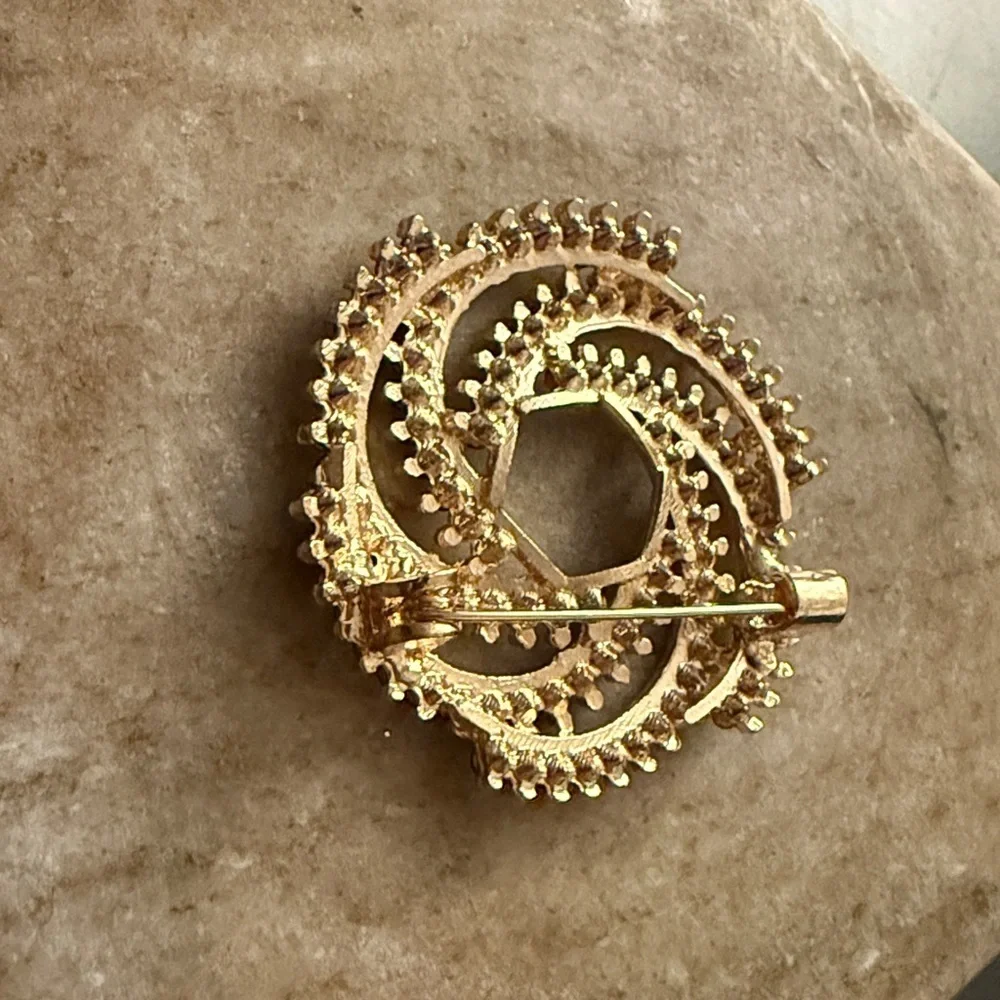 Elegant Gold Champagne -Tone Swirl Brooch occasions Brooches Women’s Brooches